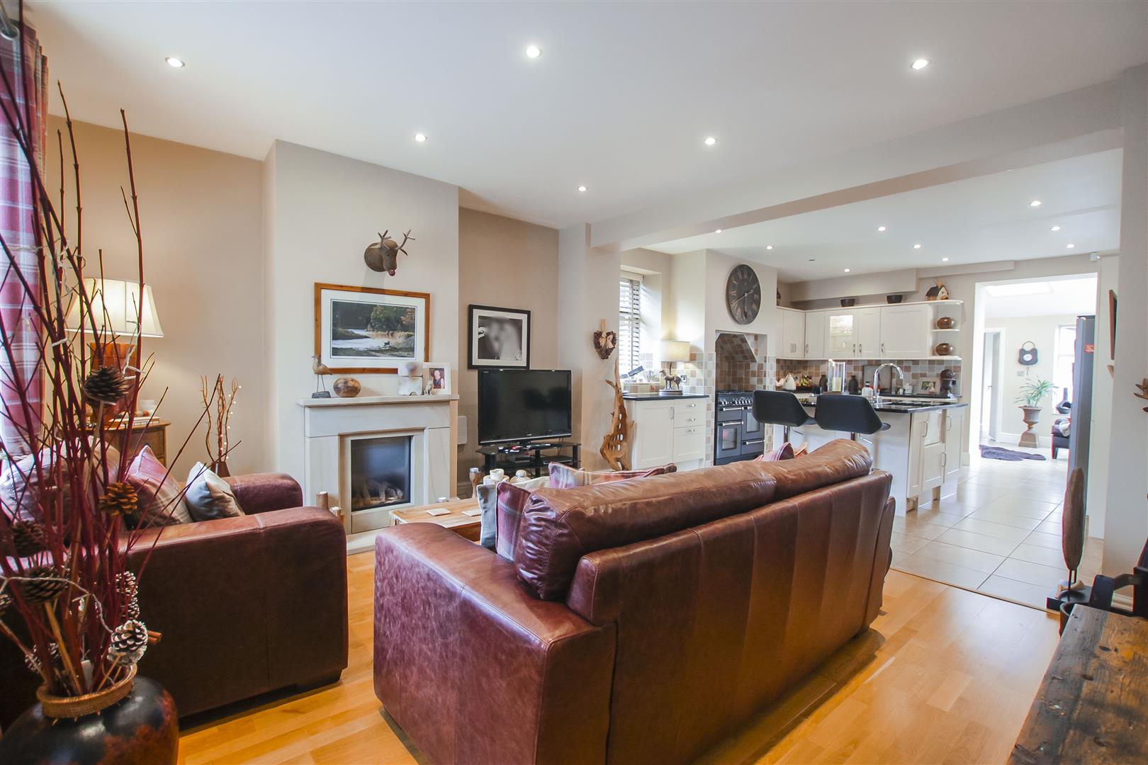 4 Bedroom Detached House For Sale - Main Image